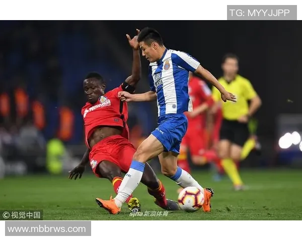 足球明星化妆成老人挑战自我展现人生百态的奇妙旅程